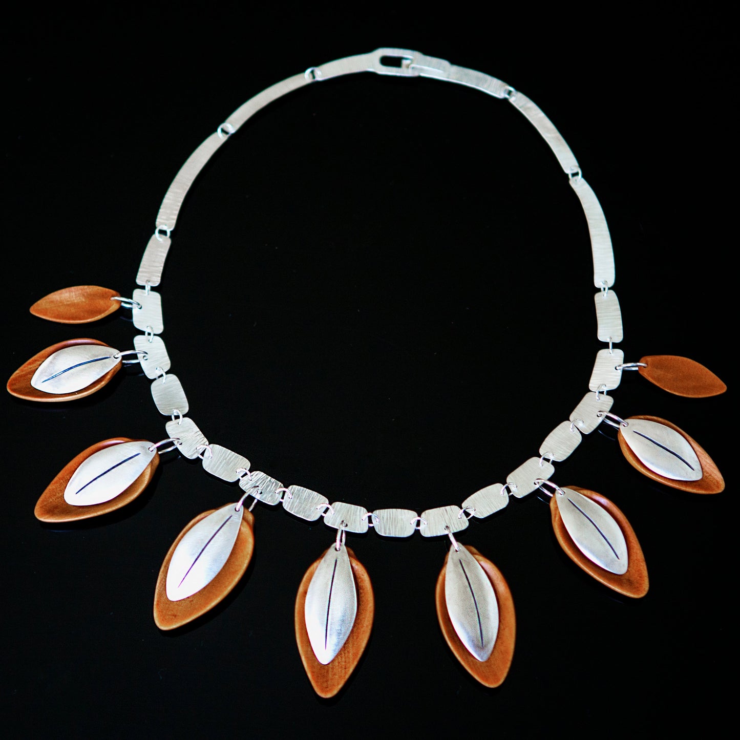 COLLAR HOJAS PEWEN